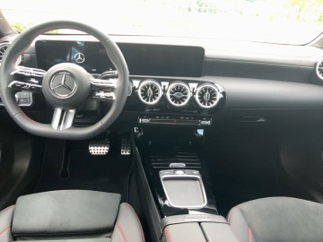 Mercedes-Benz CLA 200d SB (foto 15)