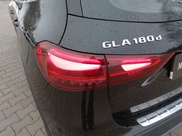 Mercedes-Benz GLA180d (foto 10)