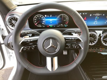 Mercedes-Benz CLA 250 e Shooting Brake (foto 15)