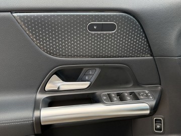 Mercedes-Benz GLA180d (foto 23)