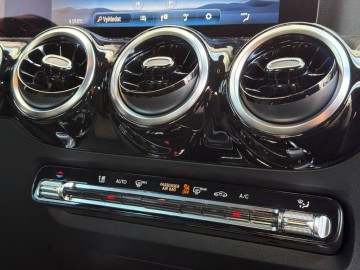 Mercedes-Benz GLA180d (foto 28)