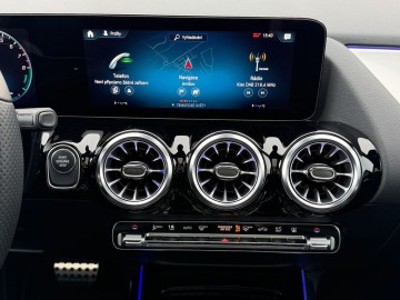 Mercedes-Benz GLA 250e (foto 18)