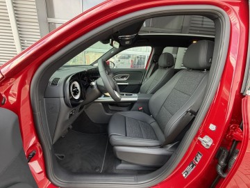 Mercedes-Benz GLB 250+ s technologií EQ (foto 14)
