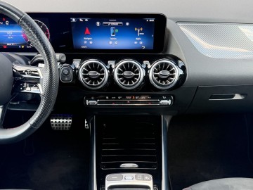 Mercedes-Benz GLA 200 d (foto 18)