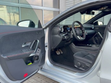 Mercedes-Benz CLA 200 Shooting Brake AMG Style Edition (foto 22)